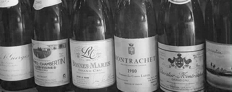 フランスワインが並ぶモノクロ写真