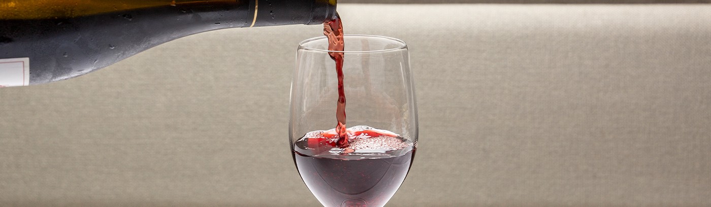赤ワインをグラスに注ぐ様子の画像